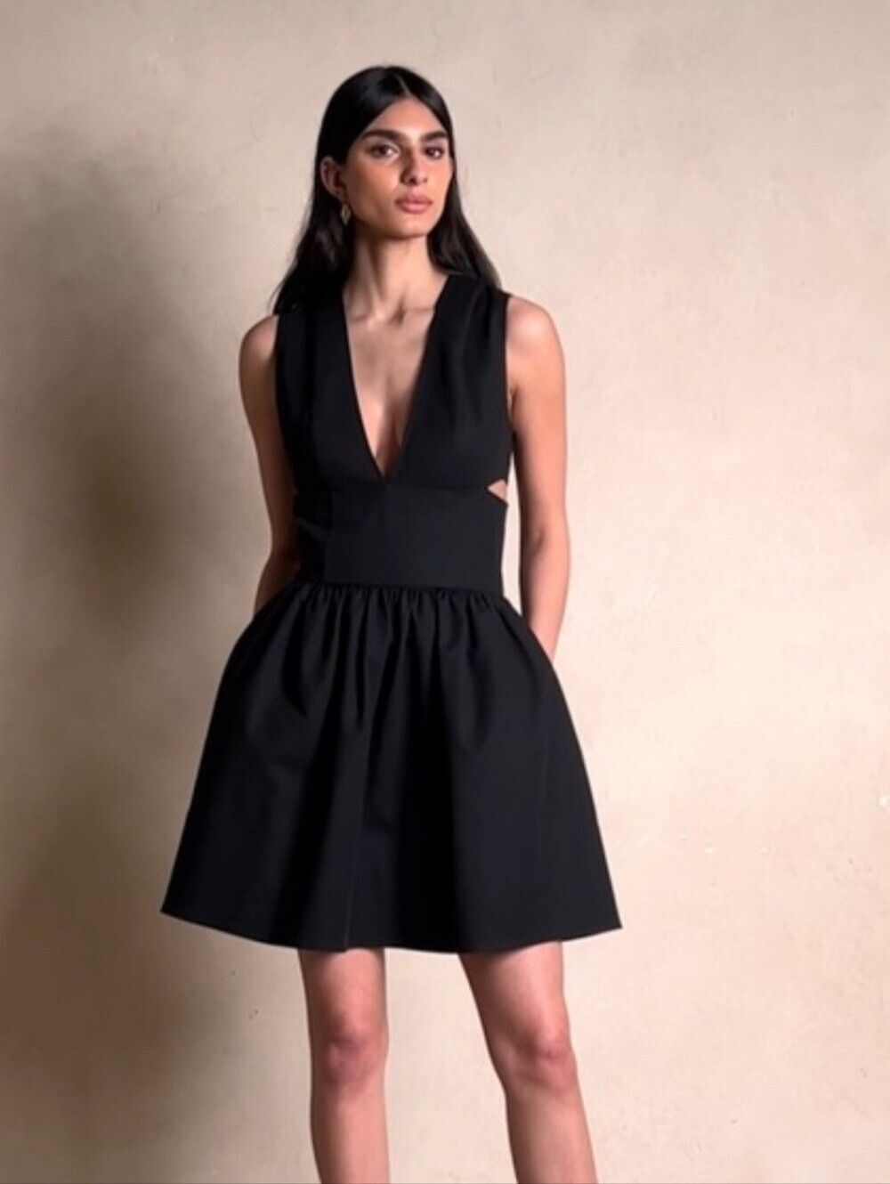 Banana Republic Anisa Cut-Out Mini Dress – Black – Size 6 - Picture 4 of 6
